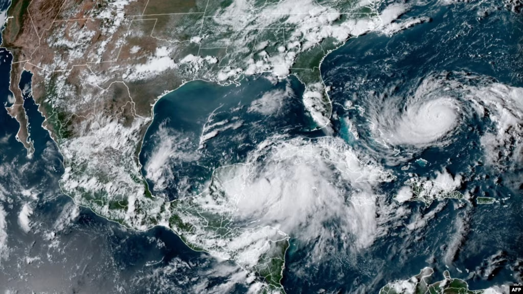 Imagen satelital del Centro Nacional de Huracanes de EEUU muestra a la tormenta tropical Idalia avanando por el Caribe el 27 de agosto de 2023.