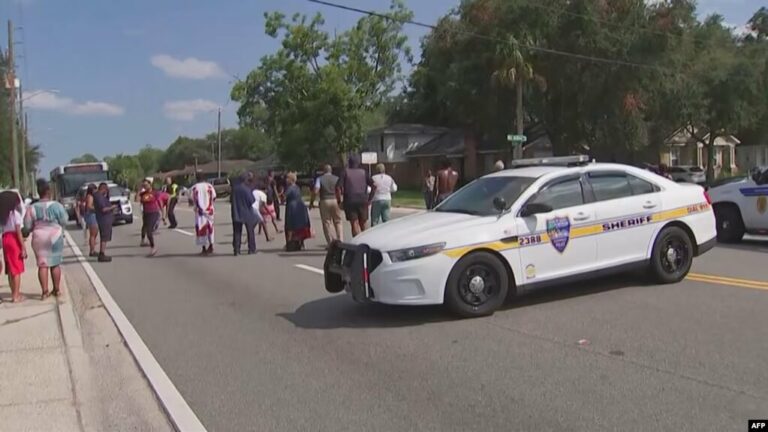 Esta toma de video muestra a la policía en el sitio de un tiroteo en una tienda de Jacksonville, Florida, el 26 de agosto de 2023. Hombre blanco