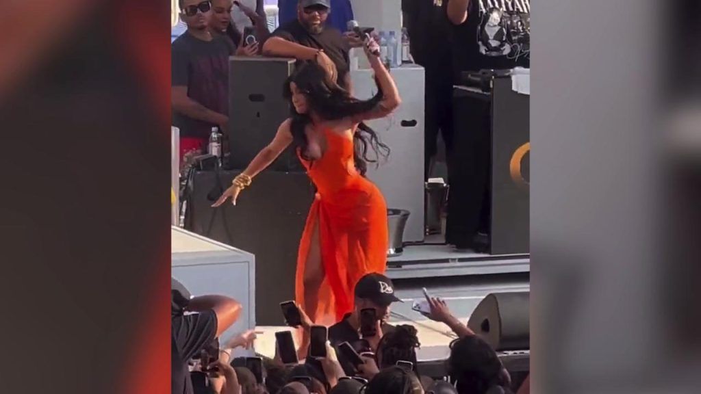 subastan micrófono de Cardi B que lanzó a una de sus fans en concierto