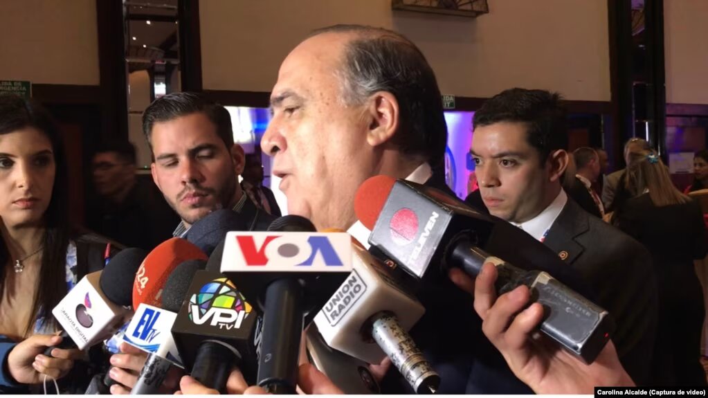Mario Villarroel ofrece declaraciones a medios de comunicación durante el 125 aniversario de la Cruz Roja Venezolana.