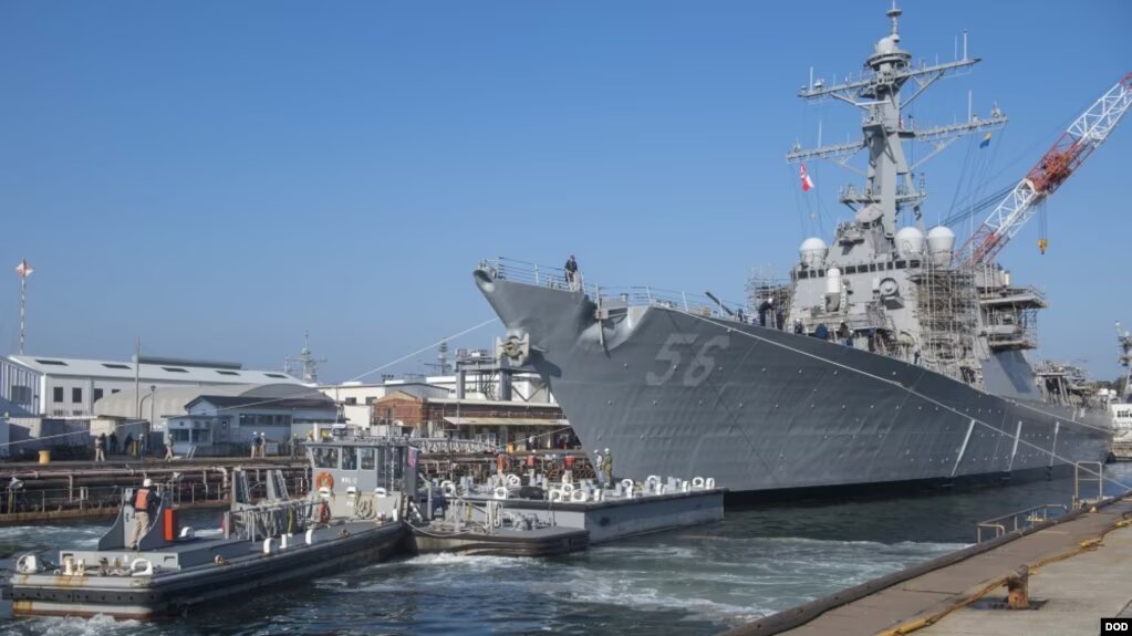 ARCHIVO - El destructor de misiles guiados USS John S. McCain de la clase Arleigh Burke el 30 de mayo de 2019. EE.UU., en Alaska.