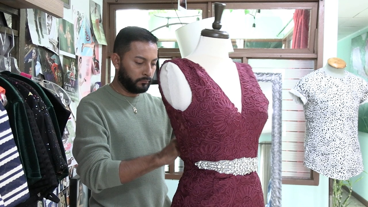 El nicaragüense Marcelo Leiva en su estudio de modas en Costa Rica