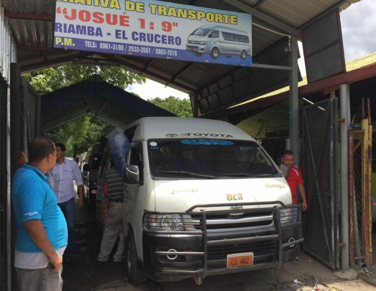 MTI exige a transportistas borrar nombre de la UCA de sus unidades