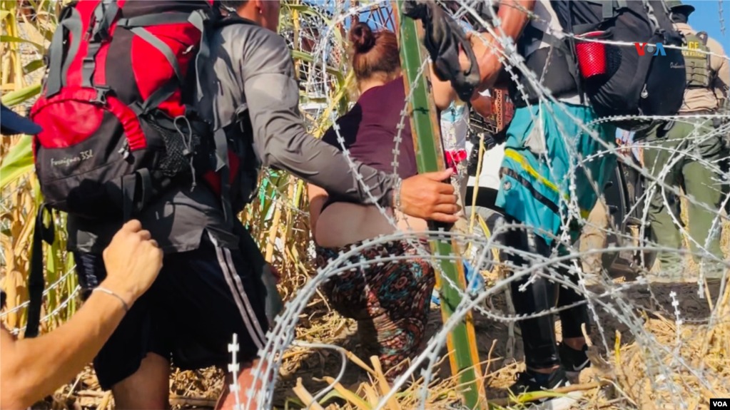 cientos de migrantes abarrotan la frontera entre EE.UU. y México Foto VOA