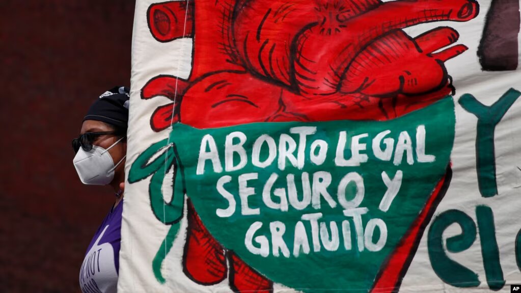 ARCHIVO - Una mujer sostiene una pancarta mientras manifestantes por el derecho al aborto se manifiestan frente al Congreso Nacional en el "Día por la Despenalización del Aborto en América Latina y el Caribe", en la Ciudad de México, el 28 de septiembre de 2020.