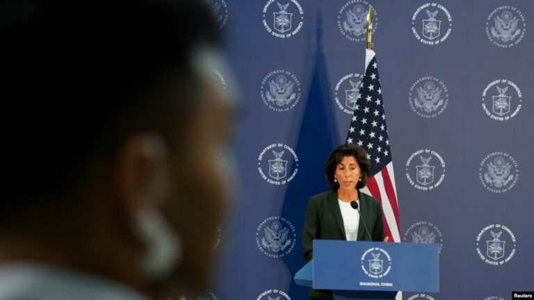 La Secretaria de Comercio de Estados Unidos, Gina Raimondo, asiste a una conferencia de prensa en Boeing Shanghai Aviation Services, cerca del Aeropuerto Internacional de Shanghai Pudong, en Shanghai, China, el 30 de agosto de 2023.