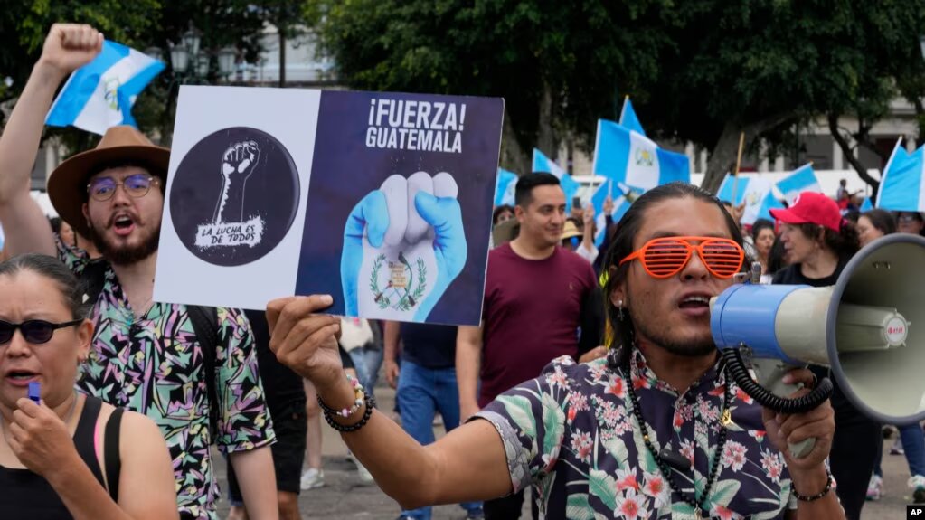 ARCHIVO - Desde la semana pasada miles de guatemaltecos salen a las calles en todo el país para rechazar los intentos del Ministerio Público de cancelar al Movimiento Semilla que ganó las elecciones presidenciales. Guatemala