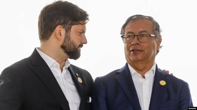 Los presidentes Gabriel Boric y Gustavo Petro conversan durante los actos conmemorativos por los 50 años del Golpe de Estado en Chile. [Foto: Presidencia de Colombia] Murillo