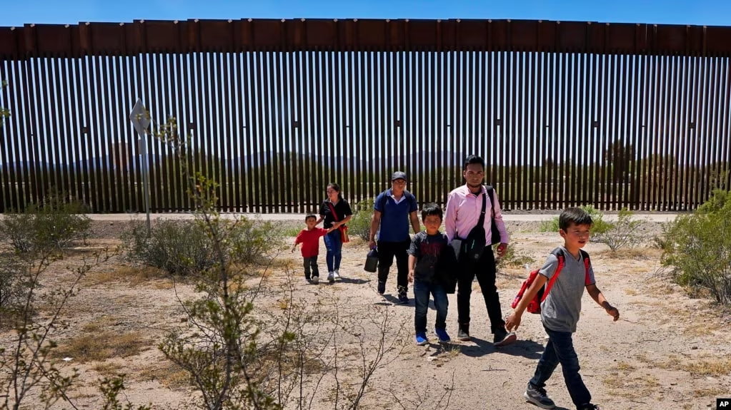 Un grupo de migrantes de Guatemala y Perú después de cruza el muro fronterizo desde México a EEUU en el sector de Tucson, Arizona, el 29 de agosto de 2023.