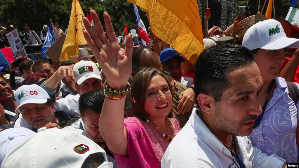 La senadora mexicana Xochitl Gálvez saluda a la gente en un mitin para ser anunciado como candidato presidencial del Frente Amplio de la oposición para México 2024, en Ciudad de México, México, el 3 de septiembre de 2023.