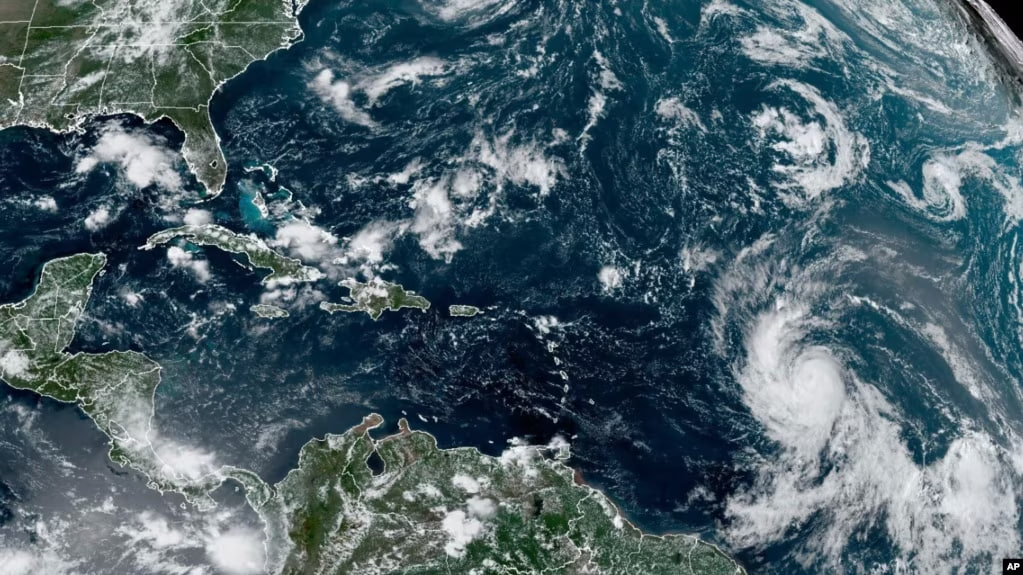 Foto de satélite de la Administración Nacional Oceánica y Atmosférica de EEUU muestra al huracán Lee acercándose a las Antillas Menores el 6 de septiembre de 2023.