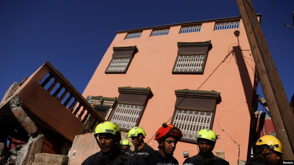 Cuadrillas de emergencia inspeccionan un edificio dañado por un terremoto en Ouirgane, Marruecos, el 10 de septiembre de 2023.