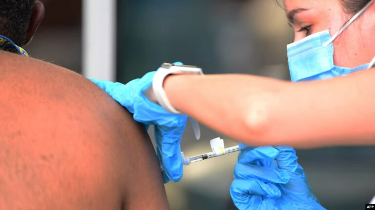 ARCHIVO - Personal sanitario inyecta una vacuna contra COVID-19 en un centro de vacunación para personas sin hogar el 22 de septiembre de 2021, en Los Ángeles, California. [(Foto de Frederic J. Brown / AFP)