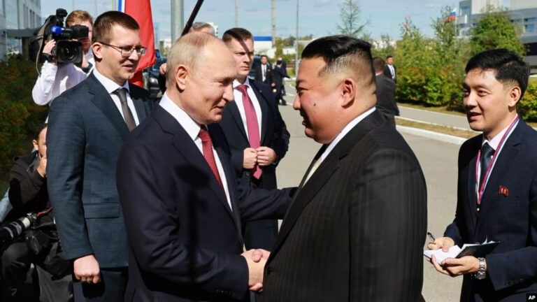 El presidente ruso, Vladimir Putin, y el líder norcoreano Kim Jong Un se estrechan la mano durante un encuentro entre ambos en el cosmódromo de Vostochny, en el extremo oriente de Rusia, el 13 de septiembre de 2023.