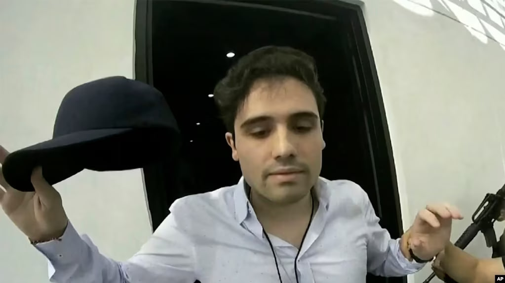 Esta fotografía del 17 de octubre de 2019 facilitada por el gobierno mexicano muestra a Ovidio Guzmán López, hijo del narcotraficante Joaquín 'El Chapo' Guzmán, al momento de su detención en Culiacán, México.