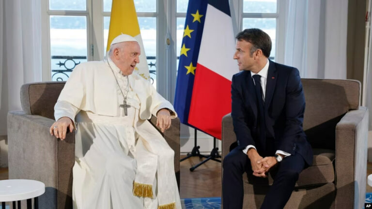 El papa Francisco se reunió con el presidente de Francia, Emmanuel Macron, en la ciudad portuaria de Marsella, el sábado 23 de septiembre.