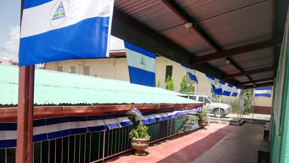 Dictadura ordena a la Policía quitar Bandera Azul y Blanco de los colegios parroquiales. Foto: ilustrativa.