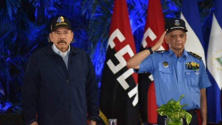 Primer comisionado de la Policía, Francisco Díaz, junto a su consuegro y dictador de Nicaragua, Daniel Ortega, en acto del 44 aniversario de la Policía. Foto: Visión Policial Nicaragua.