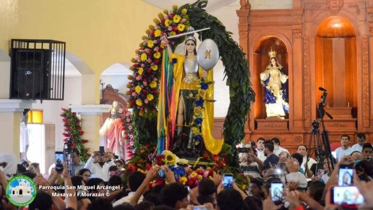 San Miguel Arcángel es bajado de su altar mayor en Masaya. Foto: Parroquia San Miguel Arcángel