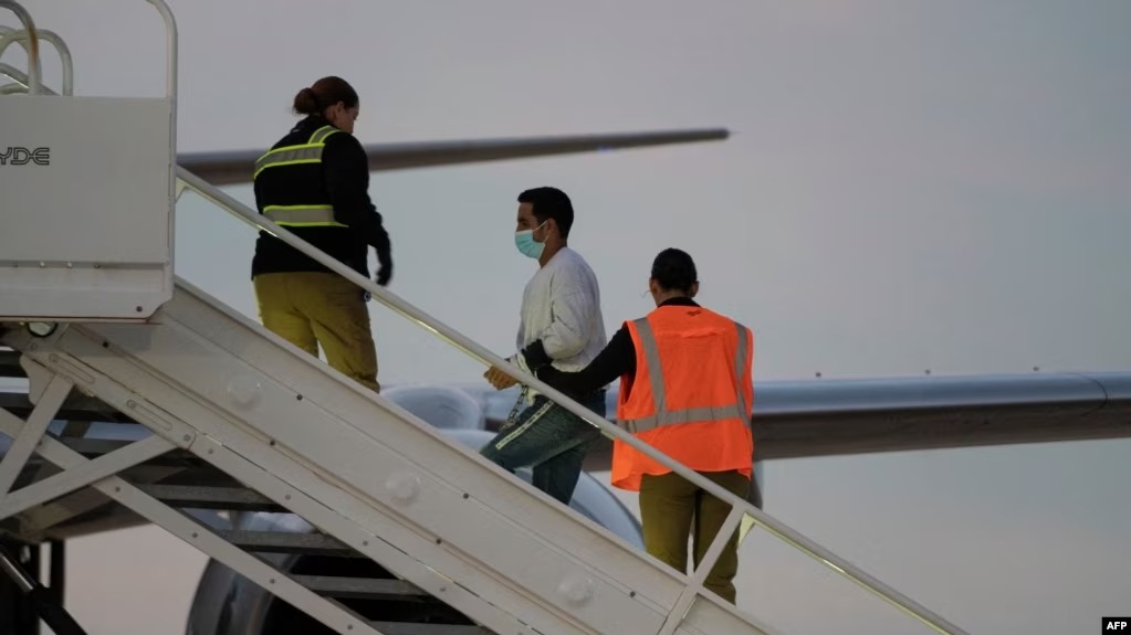 EE.UU. envía un segundo vuelo cargado de migrantes venezolanos deportados Foto VOA