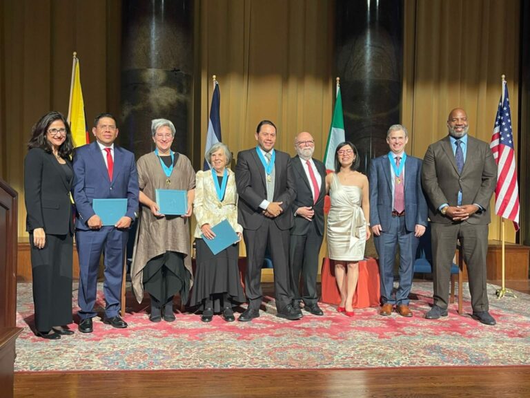 Miguel Mendoza recbe mención especial al peremio otorgado por la Universidad de Columbia Foto Cortesía
