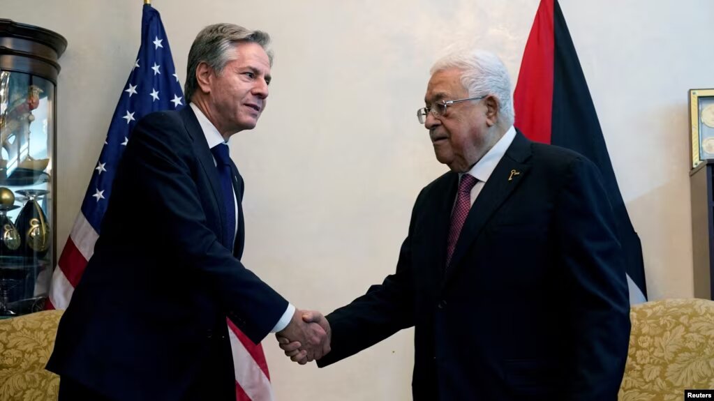 El secretario de Estado de EEUU, Antony Blinken, estrecha la mano del presidente palestino, Mahmoud Abbas, en Ammán, Jordania, el 13 de octubre de 2023.