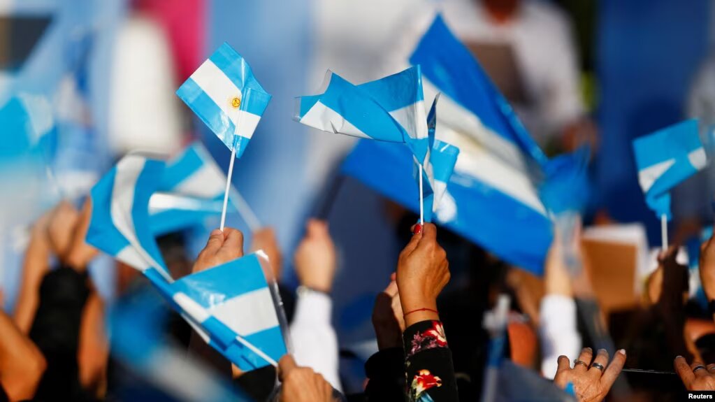 Argentina elecciones: Simpatizantes de la candidata presidencia Patricia Bullrich agitan banderas argentinas en el cierre de su campaña en Buenos Aires el 19 de octubre de 2023.
