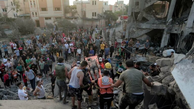 Palestinos evacúan a un sobreviviente de una casa destruida por un ataque aéreo israelí en la población de Khan Younis, en el sur de la Franja de Gaza, el martes 17 de octubre de 2023.