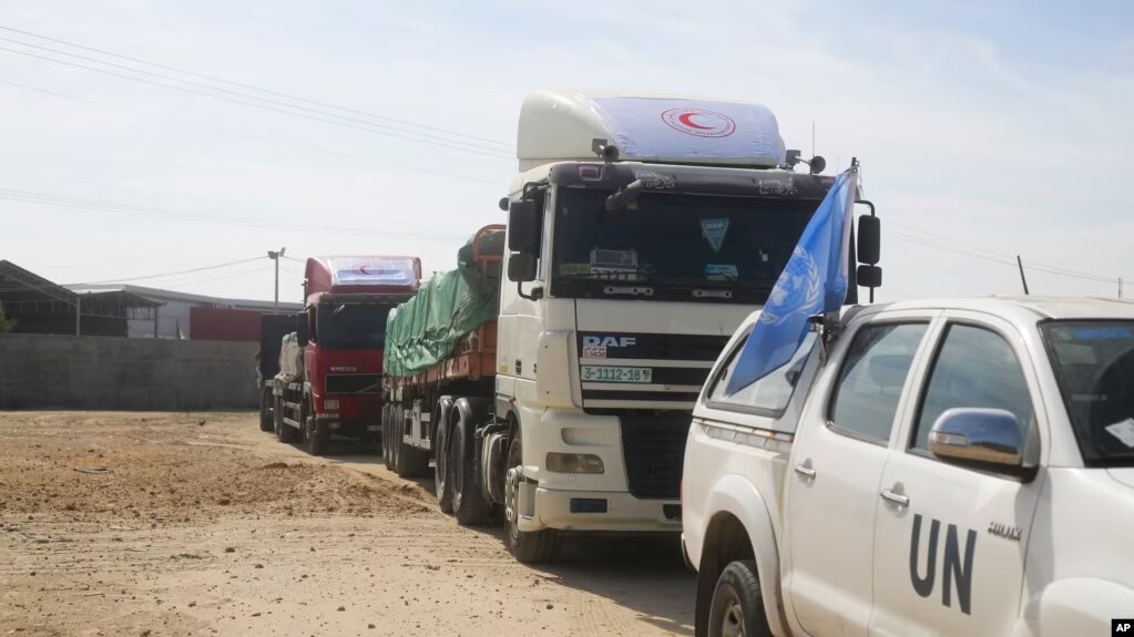 Camiones con ayuda humanitaria ingresan a la Franja de Gaza en Rafah el sábado 21 de octubre de 2023.