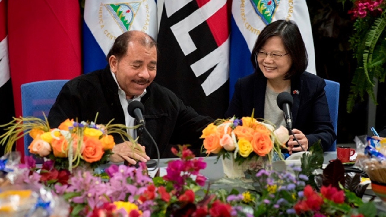 Daniel Ortega junto a la ex embajadora de Taiwán en Managua.