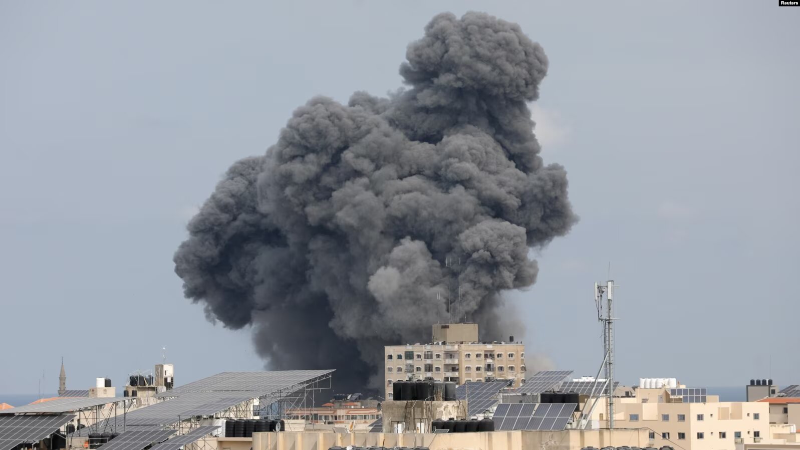 El humo se eleva tras los ataques israelíes en Gaza, 9 de octubre de 2023. REUTERS/Saleh Salem