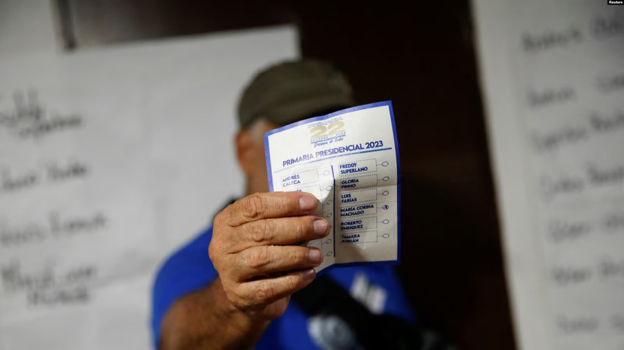 Un ciudadano muestra la boleta con su voto durante la primaria presidencial de la oposición