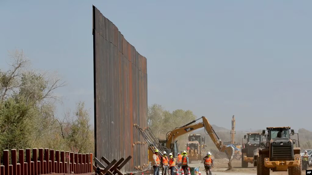 ARCHIVO - Contratistas del gobierno levantan una sección del muro fronterizo financiado por el Pentágono a lo largo del río Colorado, el 10 de septiembre de 2019, en Yuma, Arizona.