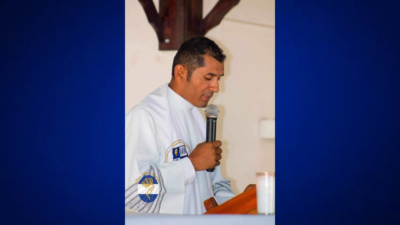 Padre Ramón Angulo Réyes, párroco de la iglesia Nuestra Señora de Fátima de El Rama ubicada en el Caribe Sur.