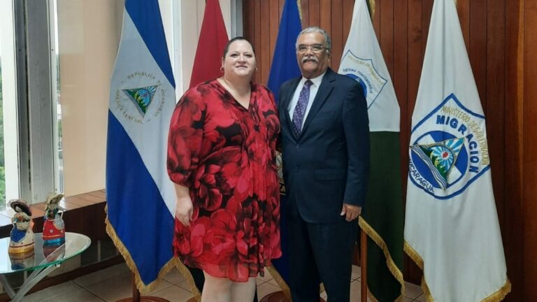 Embajador de Panamá en Nicaragua, José de Jesús Martínez, en reunión con María Melia Coronel, ministra de Gobernación de Ortega.