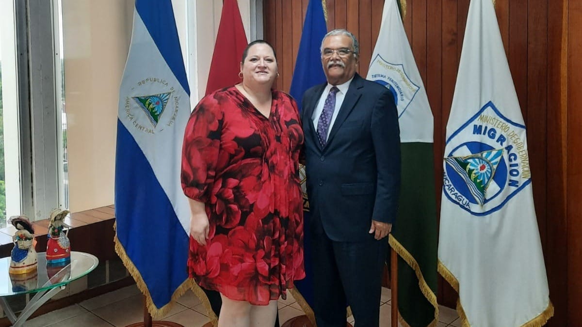 Embajador de Panamá en Nicaragua, José de Jesús Martínez, en reunión con María Melia Coronel, ministra de Gobernación de Ortega.