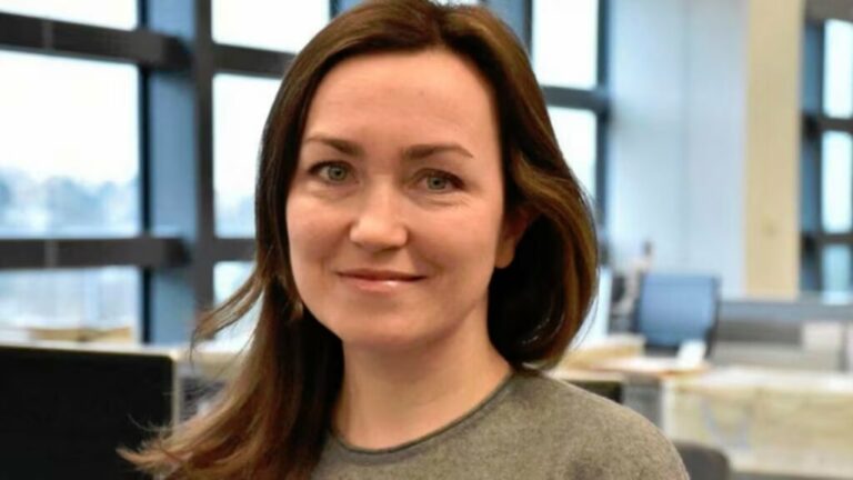 ARCHIVO - Periodista Alsu Kurmasheva trabaja para Radio Free Europa / Radio Liberty con base en Praga. Tiene tanto nacionalidad estadounidense como rusa.