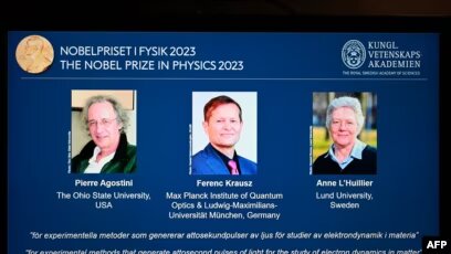 El anuncio de la Academia Sueca muestra de izquierda a derecha las fotos de Pierre Agostini, Ferenc Krausz y Anne L'Huillier, ganadores del Premio Nobel de Física 2023.