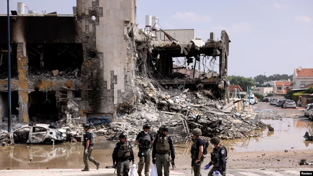 Miembros de la seguridad israelí se reúnen luego de una infiltración masiva de hombres armados de Hamás desde la Franja de Gaza, en Sderot, sur de Israel, el 8 de octubre de 2023.