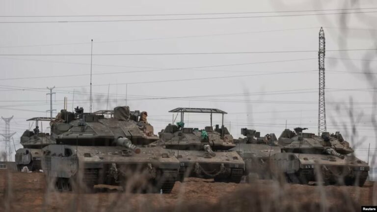 Tanques israelíes posicionados cerca de la frontera entre Israel y la Franja de Gaza en el sur de Israel el 22 de octubre de 2023.