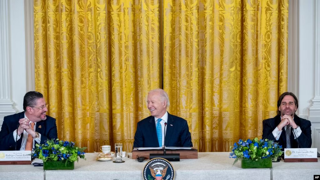 Los presidentes Joe Biden, Luis Lacalle Pou de Uruguay (der) y Rodrigo Chaves Robles de Costa Rica (izq) durante la Cumbre inaugural de líderes de la Asociación para la Prosperidad Económica de las Américas en la Casa Blanca, el 3 de noviembre de 2023, en Washington.