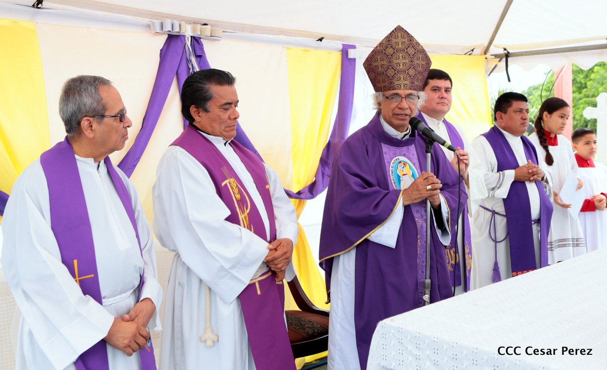 Cardenal Brenes oficializa misa en cementerio de Nicaragua. Foto: prensa oficialista.