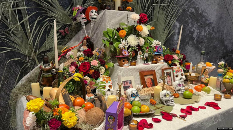 Los días primero y segundo de noviembre se conmemora el Día de los Muertos como un momento para honrar a los fallecidos. Los altares son una de las tradiciones más representativas de esta fecha que se extiende a diferentes países del mundo. FotoSalomé Ramírez (VOA)