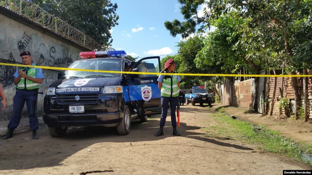 ARCHIVO. La policía investiga un supuesto feminicidio en Ciudad Sandino, Managua, Nicaragua, el 25 de mayo de 2017. Foto: VOA