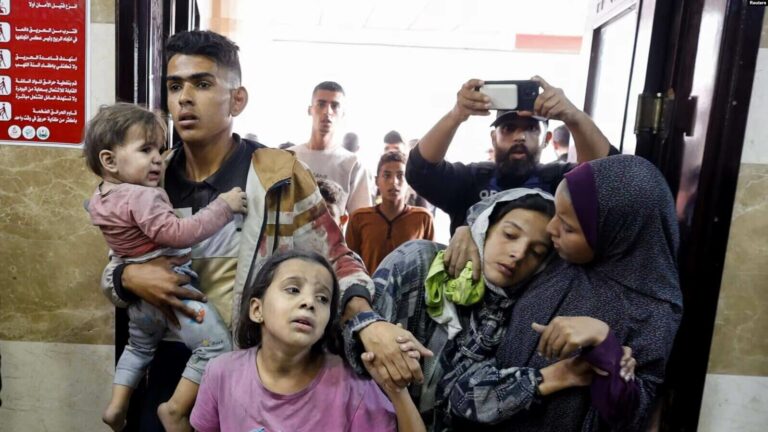 Los palestinos reaccionan tras los ataques israelíes, en medio del conflicto en curso entre Israel y el grupo palestino Hamas, en un hospital de Khan Younis, en el sur de la Franja de Gaza, el 13 de noviembre de 2023. REUTERS/Mohammed Salem