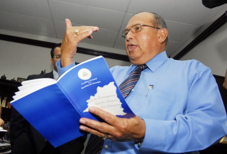 Murillo destituye de la Corte al magistrado Manuel Martínez.