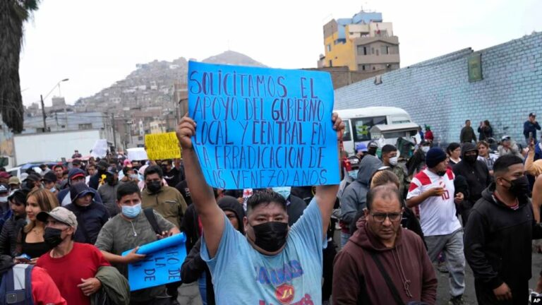 Un manifestante porta un cartel contra la migración venezolana en una marcha en el distrito limeño de La Victoria, Perú, el jueves 9 de noviembre de 2023. Delincuencia