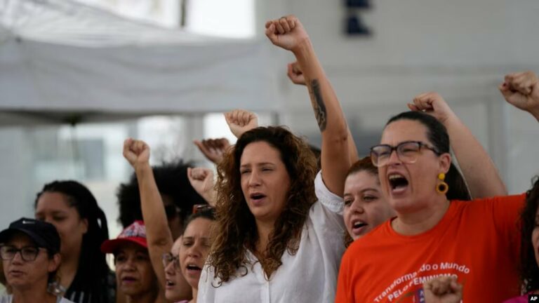 Manifestantes protestan contra la violencia de género en conmemoración del Día Internacional de la Eliminación de la Violencia contra la Mujer en Río de Janeiro, Brasil, el sábado 25 de noviembre de 2023.