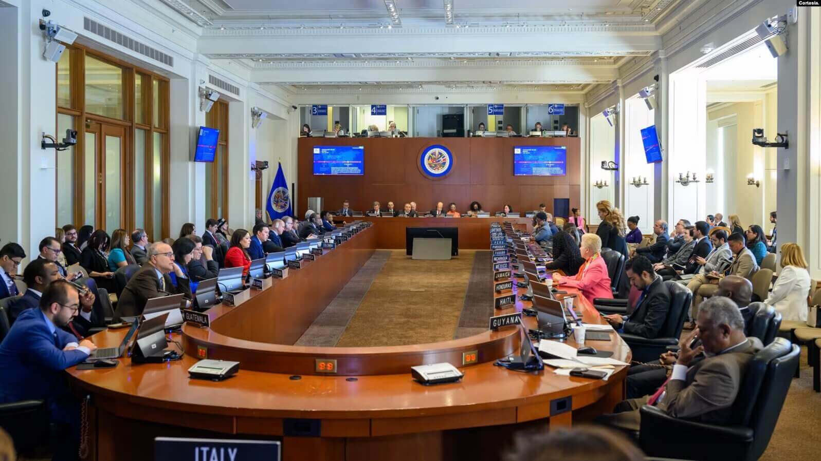 ARCHIVO - Miembros de la OEA en una sesión en octubre de 2023.
