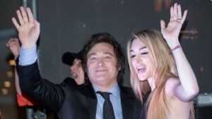 El presidente electo de Argentina, Javier Milei, y su pareja Fátima Flores, saludan a sus partidarios en su sede de campaña después de ganar el balotaje, el 19 de noviembre de 2023.